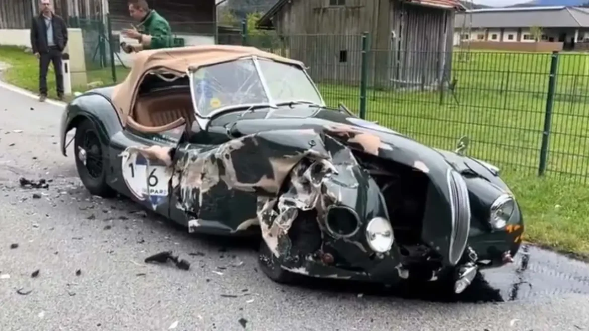 jaguar-xk120-crash